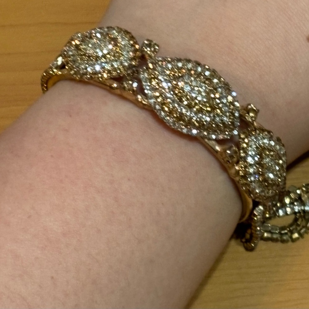 Elegant Gold Bracelet with Crystal Accents